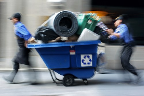 Professional skip rental service assisting customers